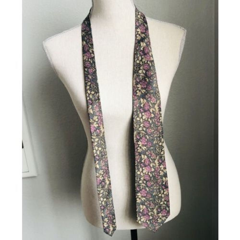 Beautiful MANTERO MII Silk tie Made in Italy, Lavender Flowers